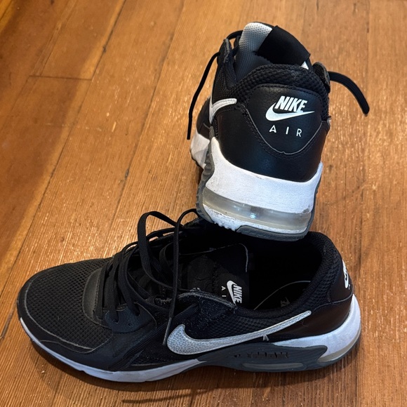 Nike Black and White Athletic Shoes - Picture 13 of 15